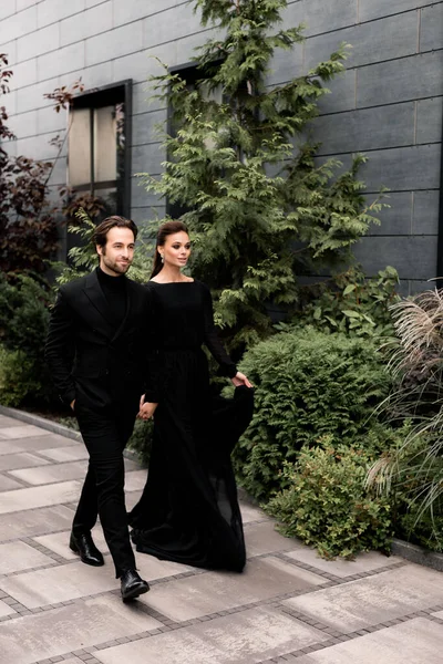 Yakışıklı bir adam ve güzel bir kadının portresi. Moda mutlu çifti buluşuyor, birlikte vakit geçiriyorlar, dışarıda poz veriyorlar.. 