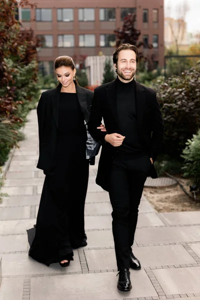 Yakışıklı bir adam ve güzel bir kadının portresi. Moda mutlu çifti buluşuyor, birlikte vakit geçiriyorlar, dışarıda poz veriyorlar.. 