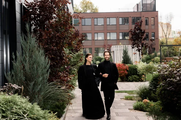 Yakışıklı bir adam ve güzel bir kadının portresi. Moda mutlu çifti buluşuyor, birlikte vakit geçiriyorlar, dışarıda poz veriyorlar.. 