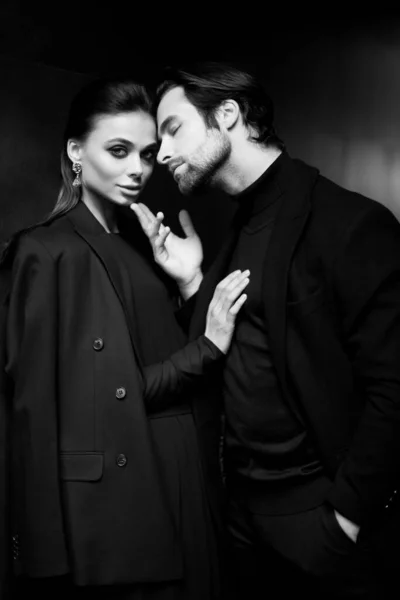 Schwarz Weiß Bild Eines Stilvoll Gekleideten Kaukasischen Paares Beim Fotoshooting — Stockfoto
