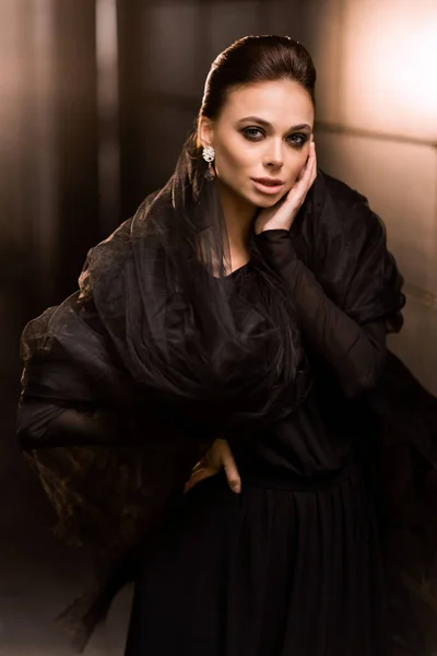 Magnifique Femme Robe Noire Élégante Posant Pour Photo Montrant Confiance — Photo