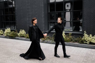 Yakışıklı bir adam ve güzel bir kadının portresi. Moda mutlu çifti buluşuyor, birlikte vakit geçiriyorlar, dışarıda poz veriyorlar.. 