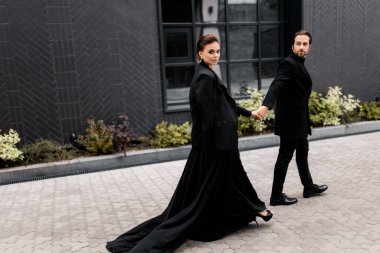 Yakışıklı bir adam ve güzel bir kadının portresi. Moda mutlu çifti buluşuyor, birlikte vakit geçiriyorlar, dışarıda poz veriyorlar.. 