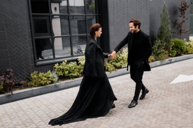 Yakışıklı bir adam ve güzel bir kadının portresi. Moda mutlu çifti buluşuyor, birlikte vakit geçiriyorlar, dışarıda poz veriyorlar.. 