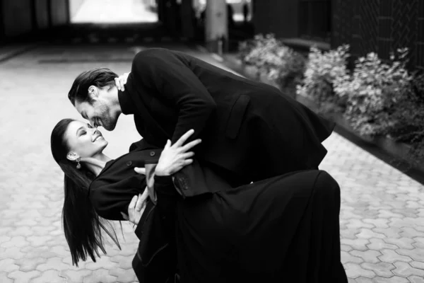 Черно Белая Фотография Счастливой Супружеской Пары Танцующей Улицах Обнимающейся Носящей — стоковое фото