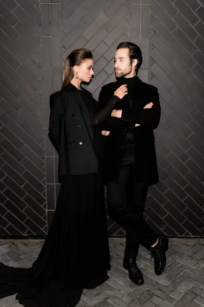 Stylisch Gekleidetes Kaukasisches Paar Beim Fotoshooting Für Das Cover Eines — Stockfoto