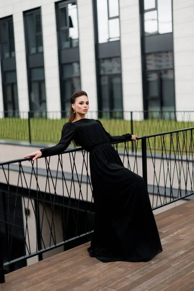 Чудова Жінка Стильній Чорній Сукні Позує Фото Демонструючи Впевненість Собі — стокове фото