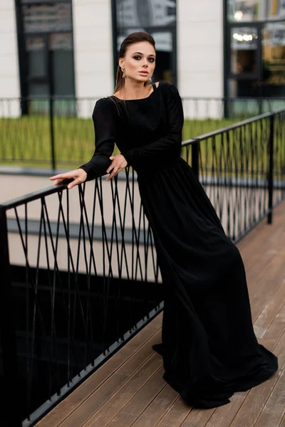 Preciosa Mujer Vestido Negro Elegante Posando Para Foto Mostrando Confianza —  Fotos de Stock