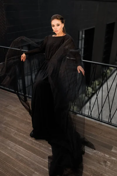 Preciosa Mujer Vestido Negro Elegante Posando Para Foto Mostrando Confianza —  Fotos de Stock