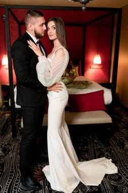 Güzel gelin ve damat bir otel odasında.