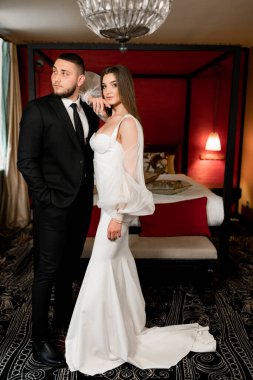 Güzel gelin ve damat bir otel odasında.
