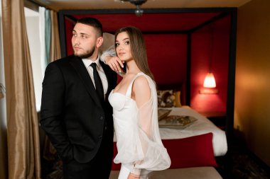 Güzel gelin ve damat bir otel odasında.