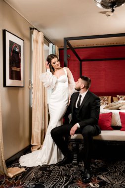 Güzel gelin ve damat bir otel odasında.