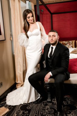 Güzel gelin ve damat bir otel odasında.