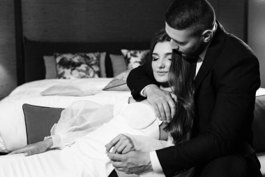 Güzel, genç ve aşık bir çift odada poz veriyor.