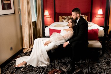 Güzel bir çift kanepede poz veriyor.