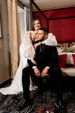 Güzel bir çift kanepede poz veriyor.