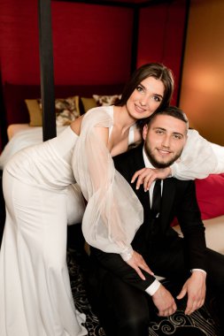 Güzel bir çift kanepede poz veriyor.