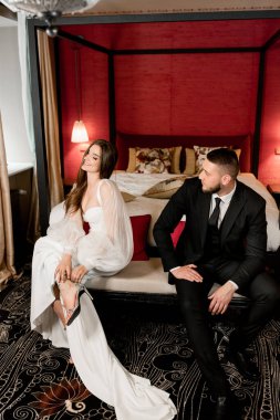 Güzel bir çift kanepede poz veriyor.