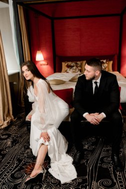 Güzel bir çift kanepede poz veriyor.