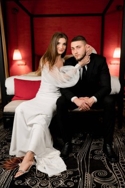 Güzel bir çift kanepede poz veriyor.