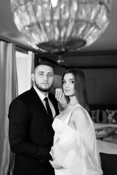 Beautiful Young Couple Love Posing Room — Stok fotoğraf