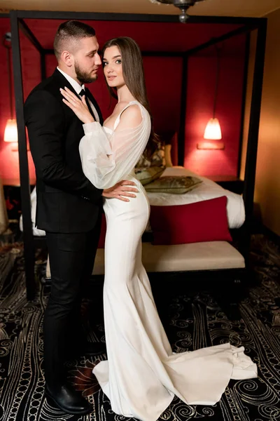 Güzel gelin ve damat bir otel odasında.