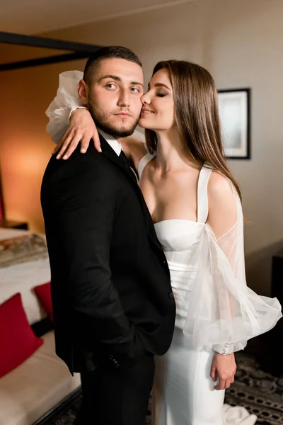 Beautiful Young Couple Love Posing Room — Stockfoto