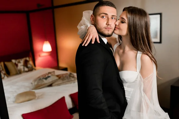 Beautiful Young Couple Love Posing Room — Φωτογραφία Αρχείου