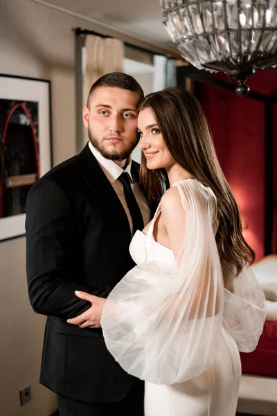 Güzel gelin ve damat bir otel odasında.