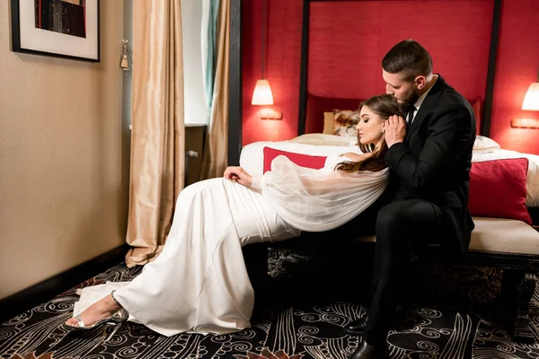 Güzel bir çift kanepede poz veriyor.