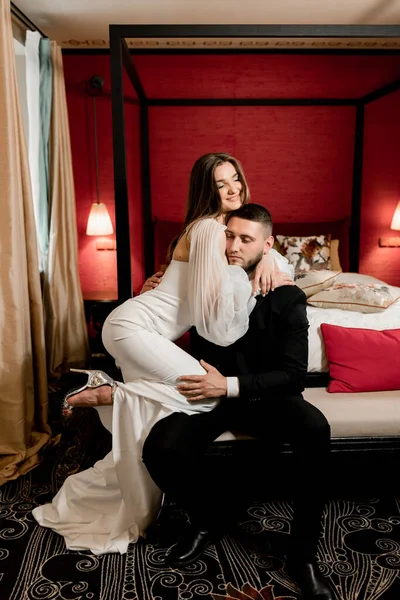 Beautiful Young Couple Love Posing Room — Stok fotoğraf