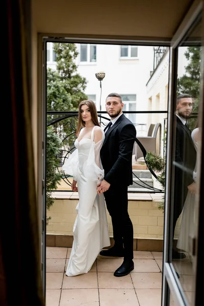 Bride Groom Wedding Day Posing Balcony — ストック写真