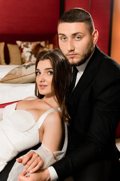 Beautiful Young Couple Love Posing Room Imágenes De Stock Sin Royalties Gratis
