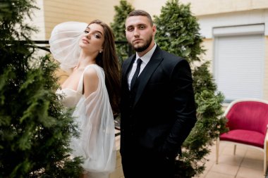 Verandada birbirine aşık güzel bir çift poz veriyor.