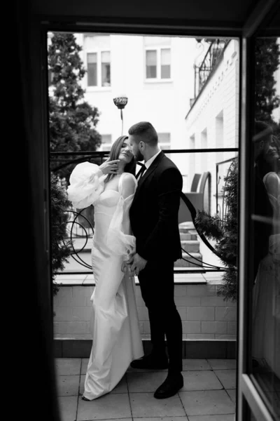 Menyasszony Vőlegény Esküvő Napján Pózol Erkélyen — Stock Fotó