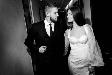 Güzel gelin ve damat koridorda poz veriyor.