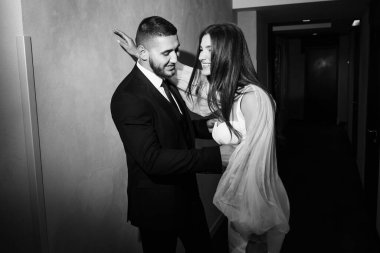 Güzel gelin ve damat koridorda poz veriyor.