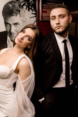 Düğün günlerinde güzel gelin ve damadın portresi