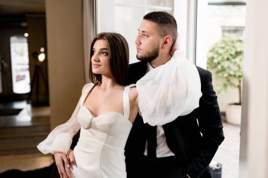 Güzel gelin ve damat odada.