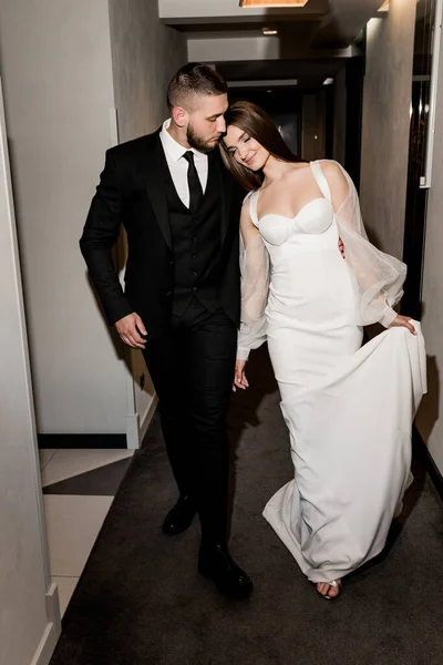 Beautiful Bride Groom Posing Hallway — Stockfoto