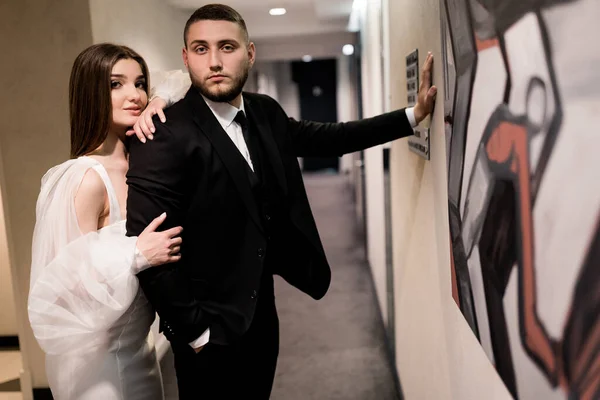 Beautiful Bride Groom Posing Hallway — Fotografia de Stock