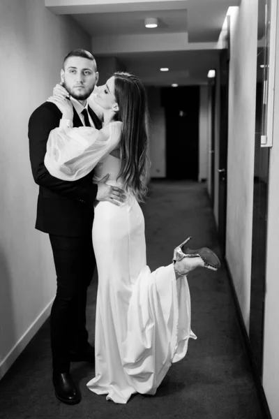 Beautiful Bride Groom Posing Hallway Black White — стоковое фото