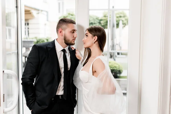 Mooi Jong Paar Liefde Poseren Buurt Van Het Raam — Stockfoto