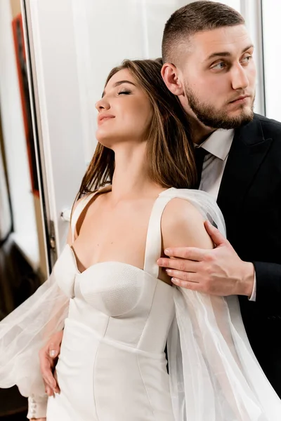 Schöne Braut Und Bräutigam Zimmer — Stockfoto
