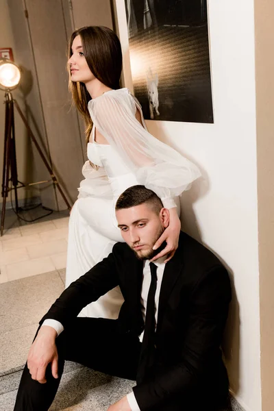 Beautiful Young Couple Love Posing Studio — Foto Stock