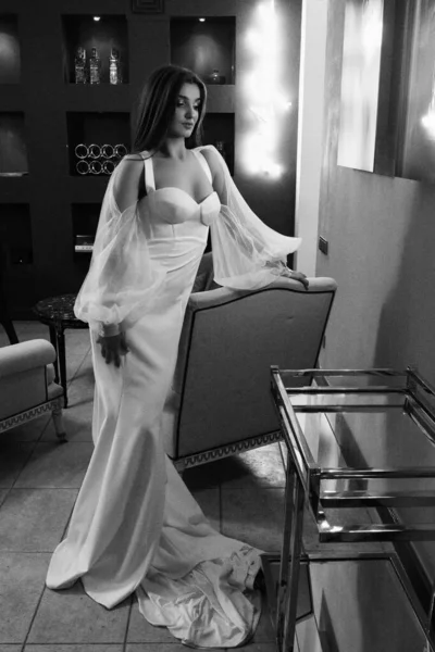 Belle Jeune Femme Dans Une Robe Blanche Posant Dans Chambre — Photo