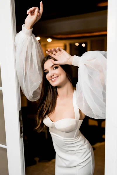Hermosa Joven Vestido Blanco Posando Cerca Ventana —  Fotos de Stock