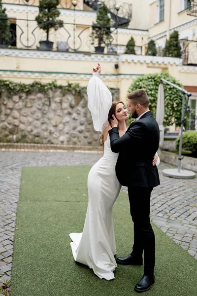 Bride Groom Posing Outdoors Wedding Day — Stok fotoğraf