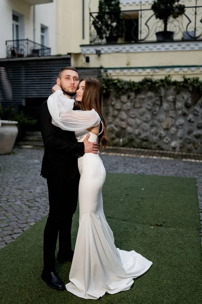 Beautiful Young Couple Love Posing Urban Background — Stok fotoğraf